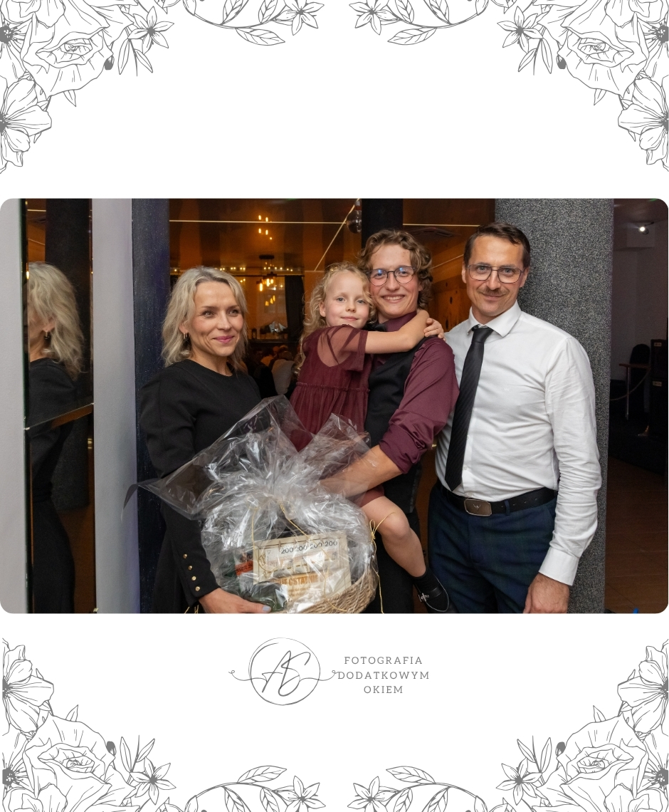 Fotografia Dodatkowym Okiem portfolio reportaż okolicznościowy osiemnastka młody dorosły Miłosz rodzina dzieci świętowanie impreza urodziny