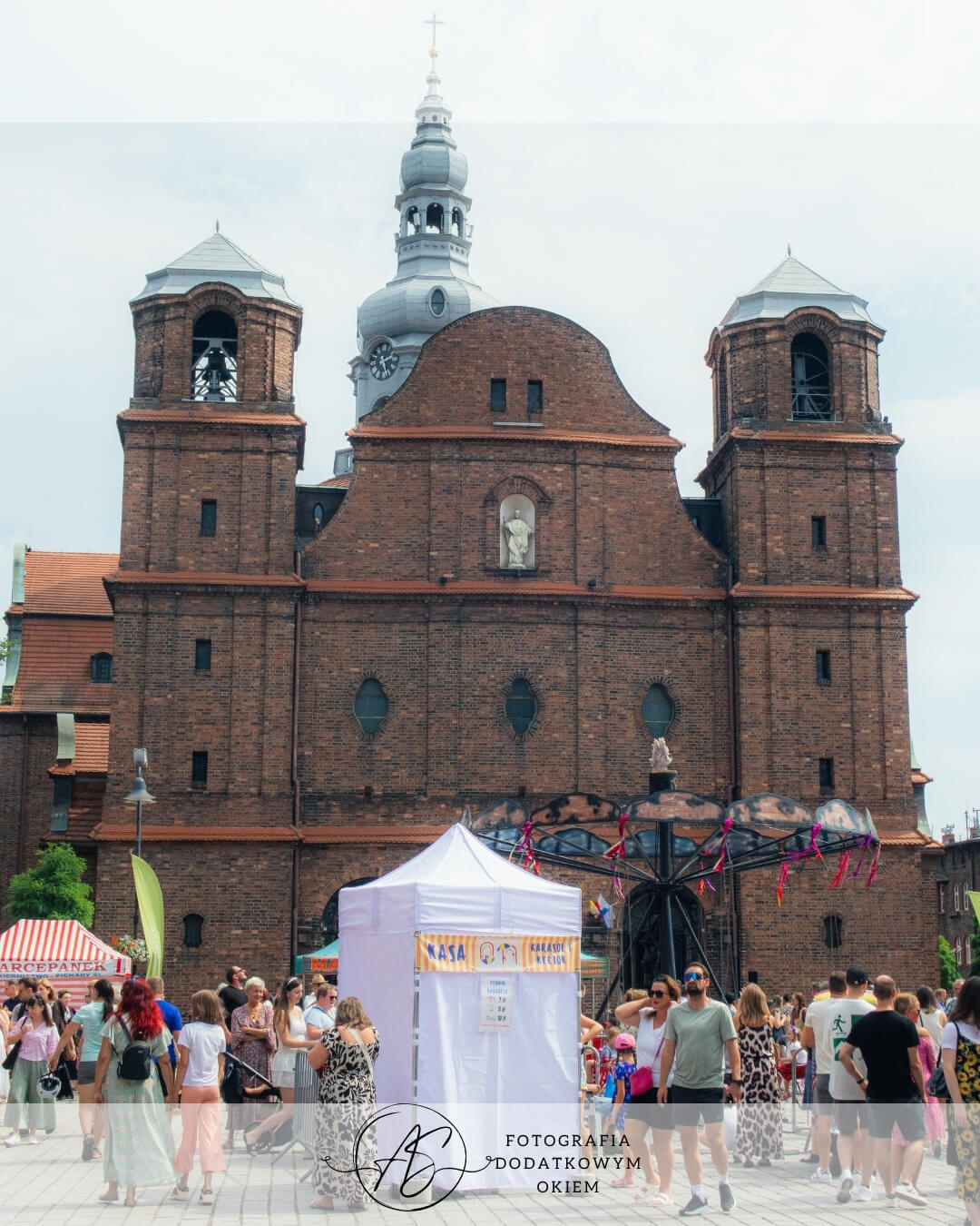 Klimat i odwiedzający Jarmark u Babci Anny pośród familoków na Nikiszowcu w Katowicach - ujęcie 12