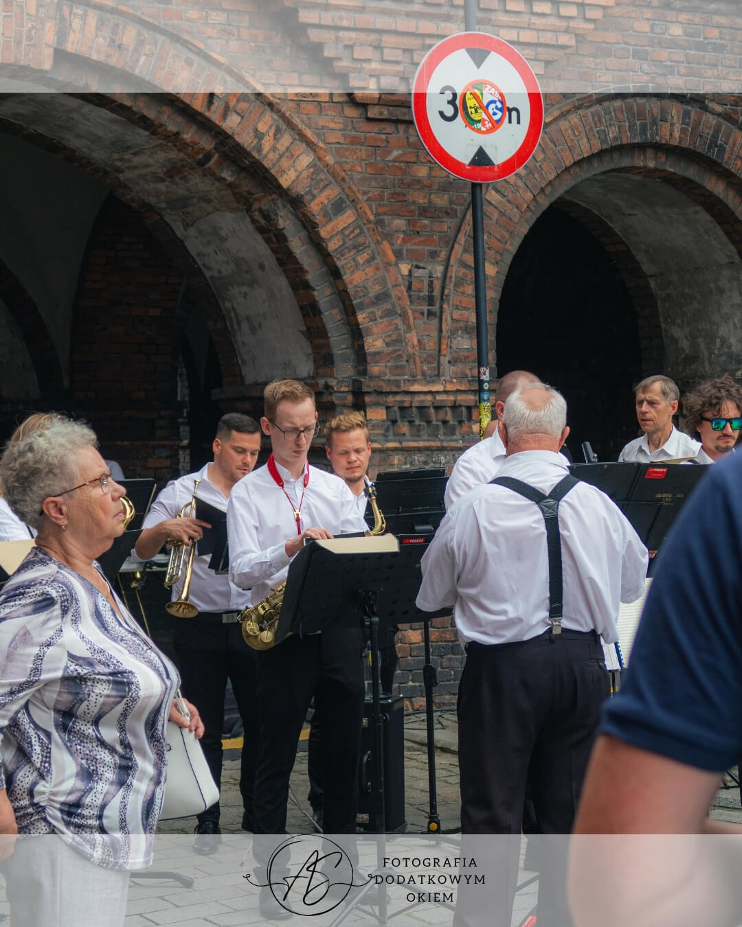 Koncert Orkiestry Dętej Katowice-Wieczorek na Jarmarku u Babci Anny na Nikiszowcu w Katowicach - ujęcie 22