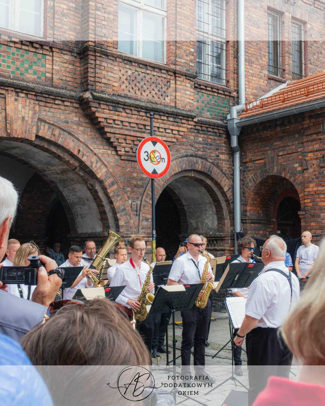 Koncert Orkiestry Dętej Katowice-Wieczorek na Jarmarku u Babci Anny na Nikiszowcu w Katowicach - ujęcie 24