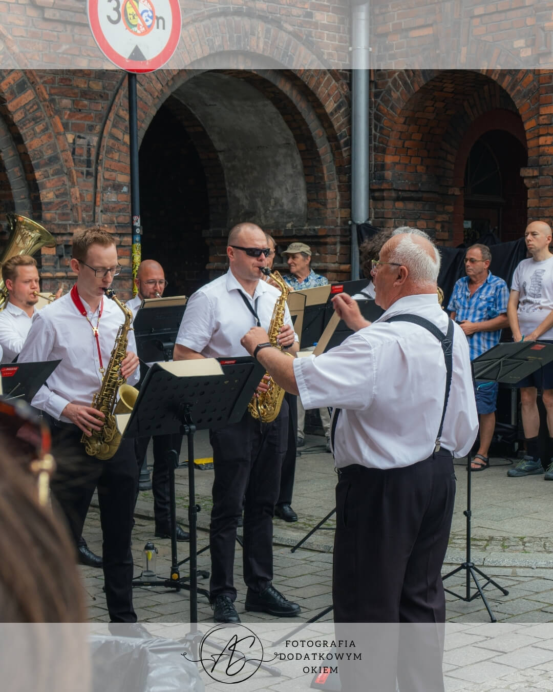 Koncert Orkiestry Dętej Katowice-Wieczorek na Jarmarku u Babci Anny na Nikiszowcu w Katowicach - ujęcie 27