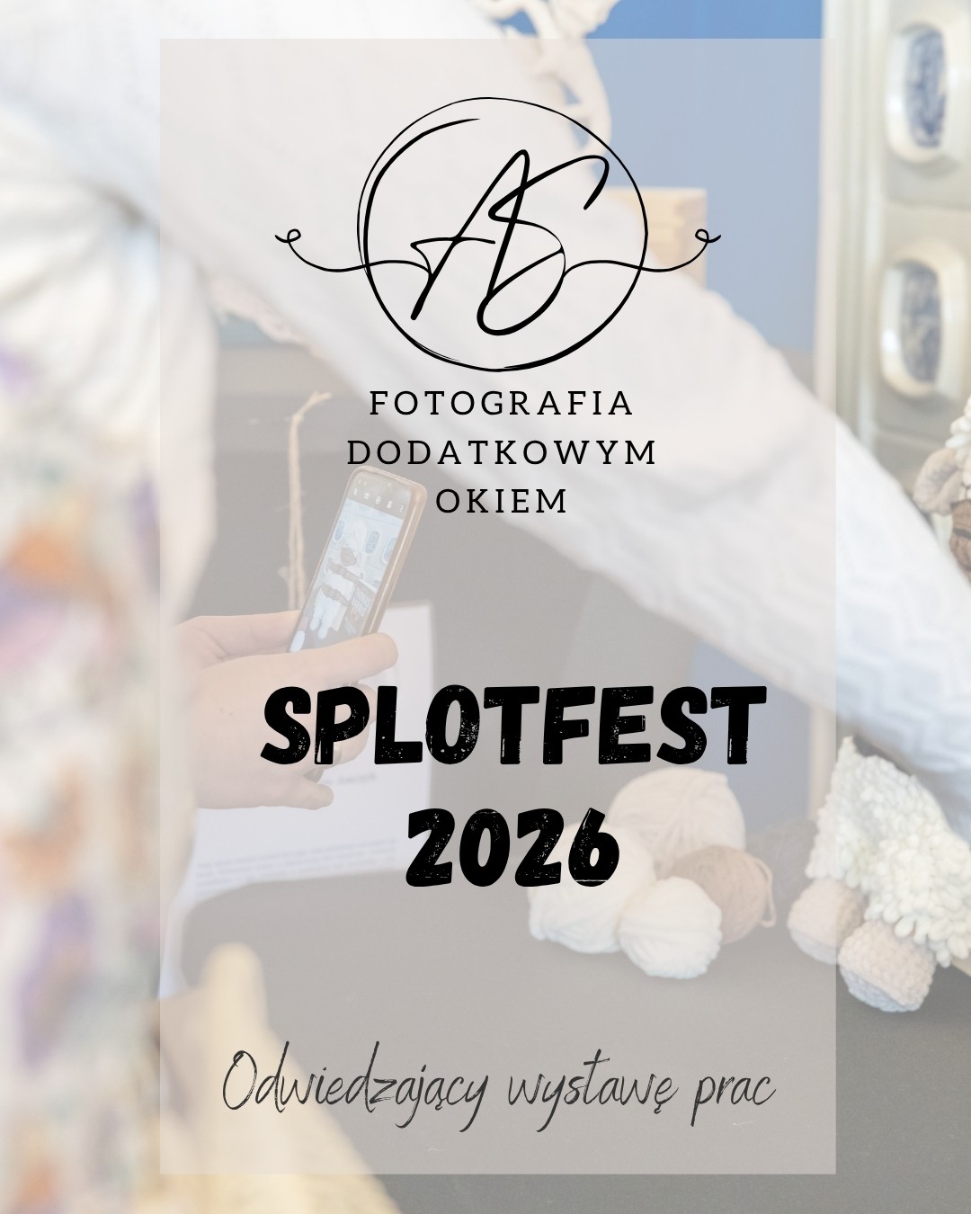 Odwiedzający wystawę prac Ogólnopolskiego Konkursu Dziewiarskiego podczas festiwalu Splotfest 2026 - ujęcie 1