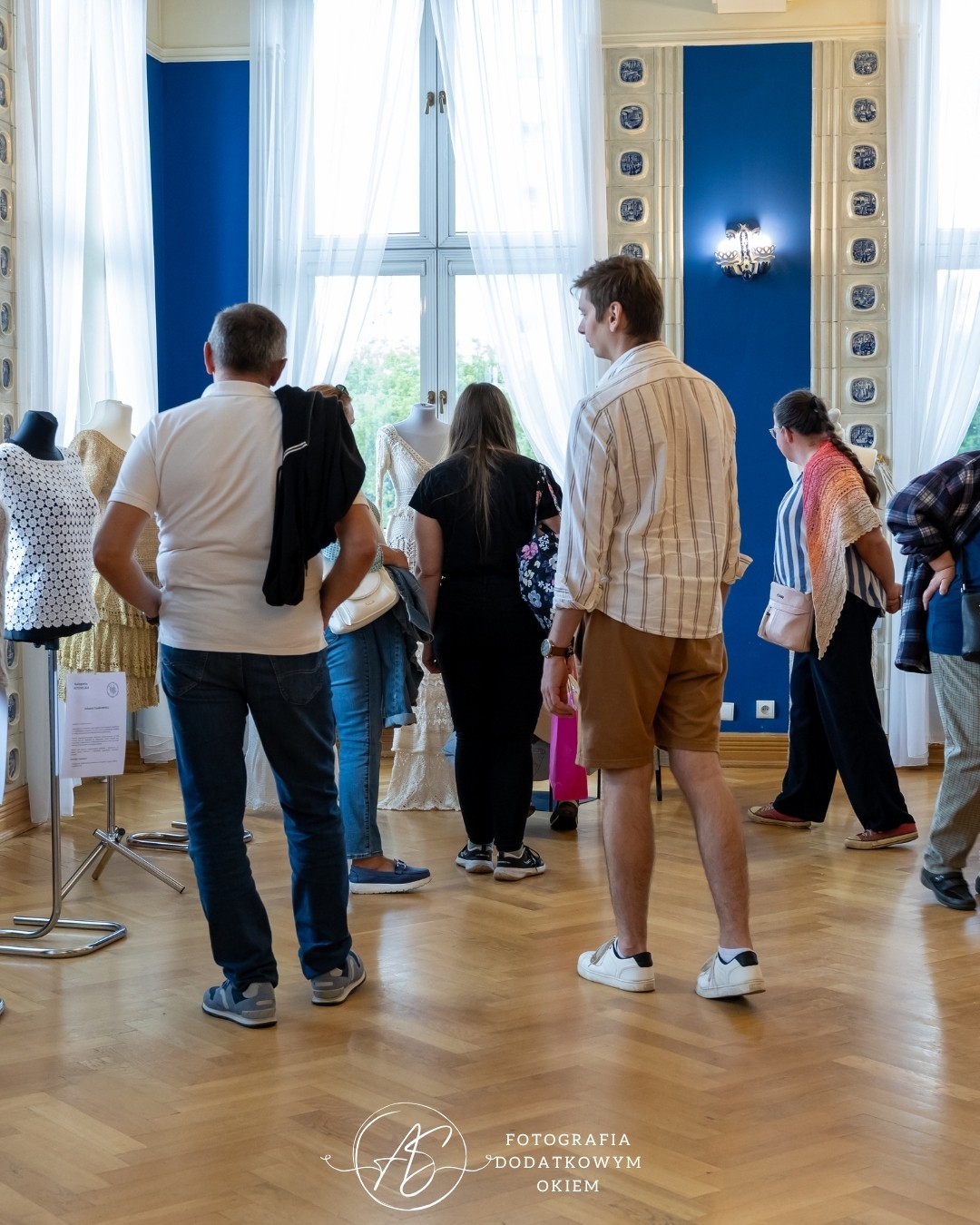 Odwiedzający wystawę prac Ogólnopolskiego Konkursu Dziewiarskiego podczas festiwalu Splotfest 2026 - ujęcie 12