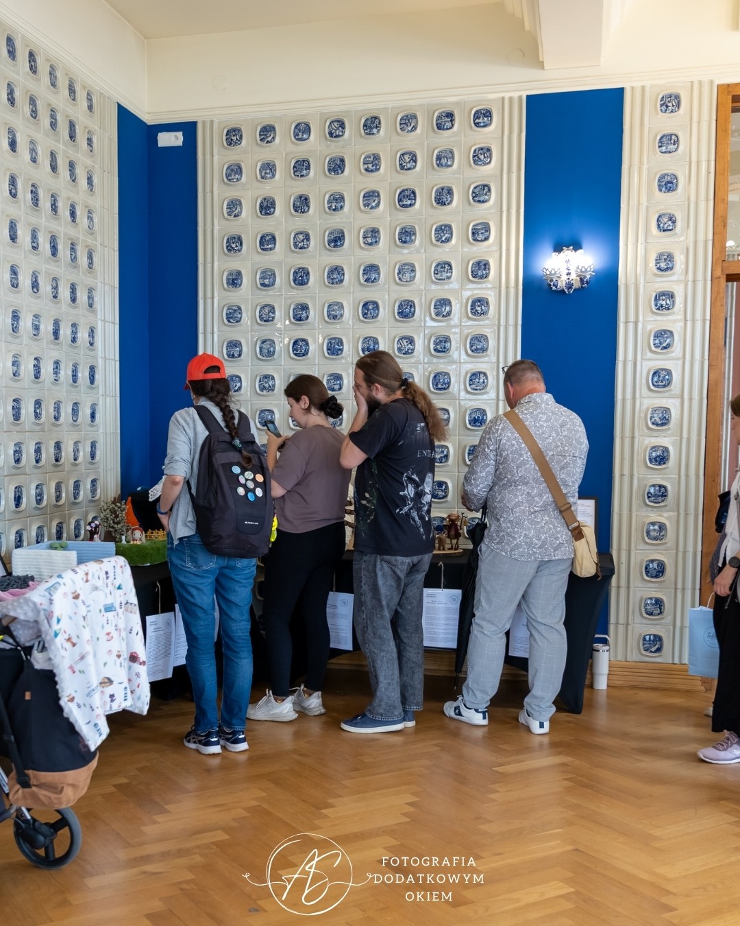 Odwiedzający wystawę prac Ogólnopolskiego Konkursu Dziewiarskiego podczas festiwalu Splotfest 2026 - ujęcie 13