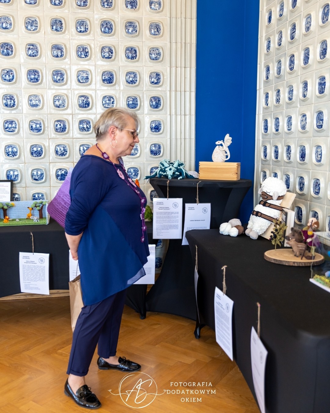 Odwiedzający wystawę prac Ogólnopolskiego Konkursu Dziewiarskiego podczas festiwalu Splotfest 2026 - ujęcie 17