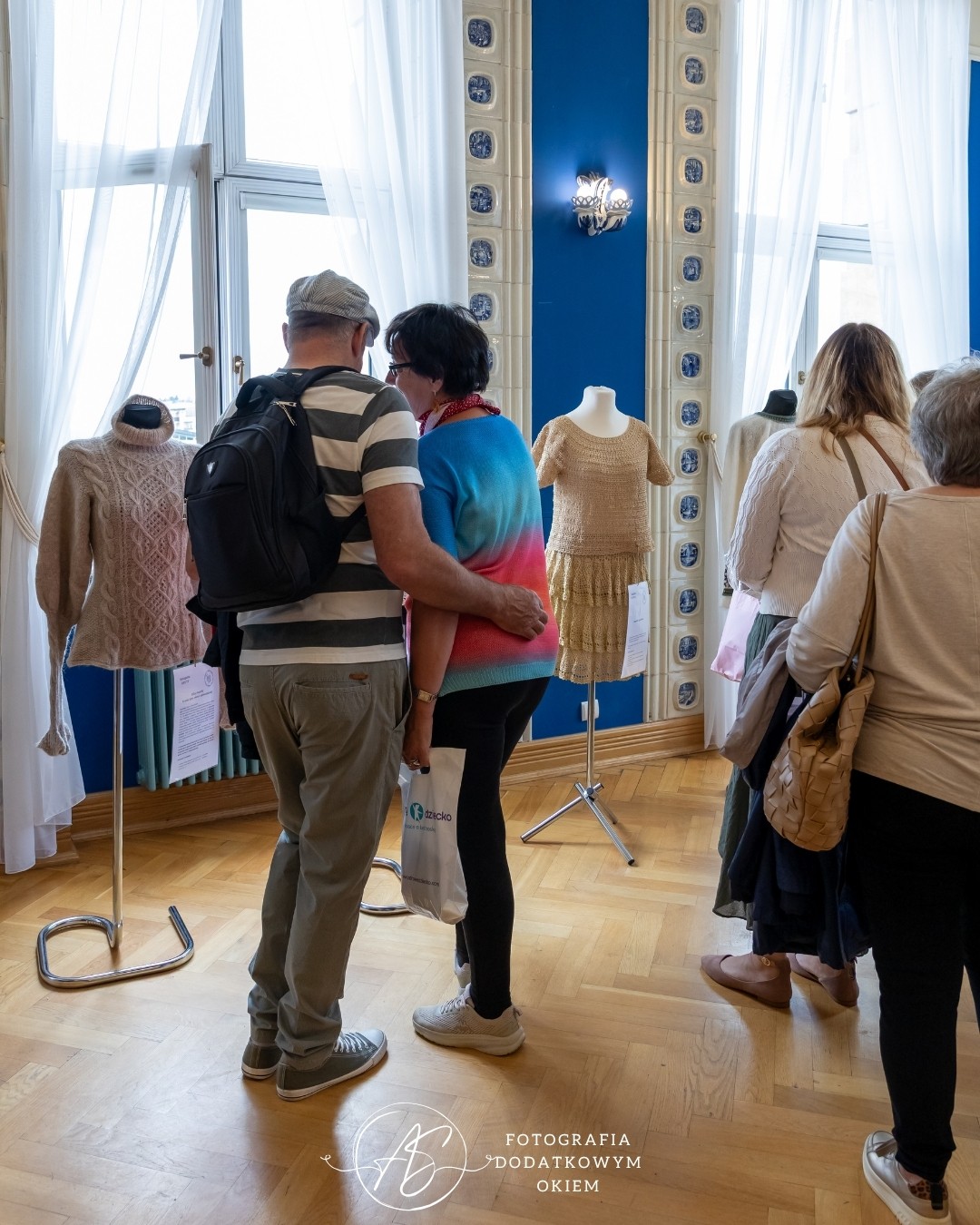 Odwiedzający wystawę prac Ogólnopolskiego Konkursu Dziewiarskiego podczas festiwalu Splotfest 2026 - ujęcie 31