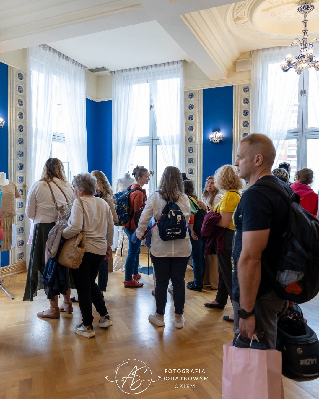 Odwiedzający wystawę prac Ogólnopolskiego Konkursu Dziewiarskiego podczas festiwalu Splotfest 2026 - ujęcie 32