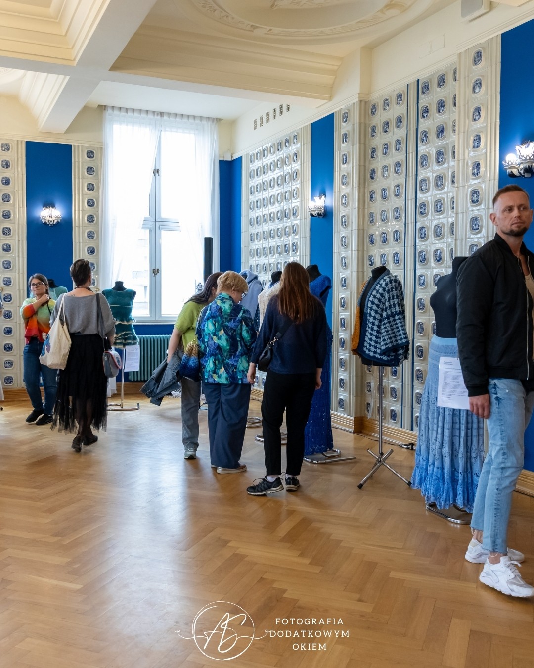 Odwiedzający wystawę prac Ogólnopolskiego Konkursu Dziewiarskiego podczas festiwalu Splotfest 2026 - ujęcie 34