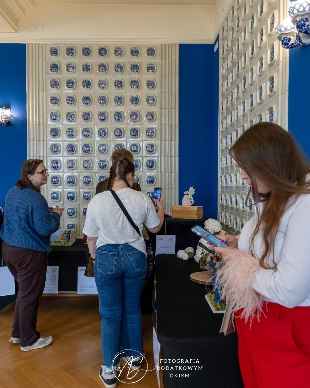 Odwiedzający wystawę prac Ogólnopolskiego Konkursu Dziewiarskiego podczas festiwalu Splotfest 2026 - ujęcie 35