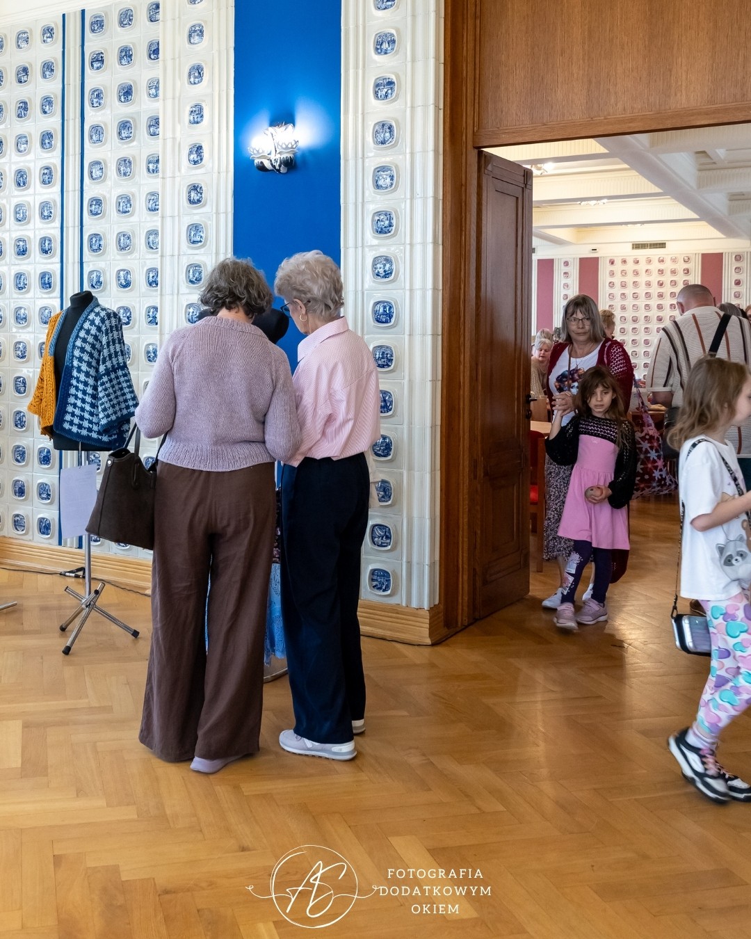 Odwiedzający wystawę prac Ogólnopolskiego Konkursu Dziewiarskiego podczas festiwalu Splotfest 2026 - ujęcie 48