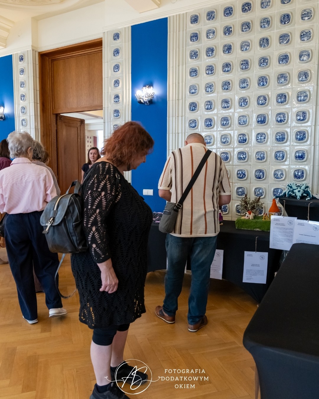 Odwiedzający wystawę prac Ogólnopolskiego Konkursu Dziewiarskiego podczas festiwalu Splotfest 2026 - ujęcie 49