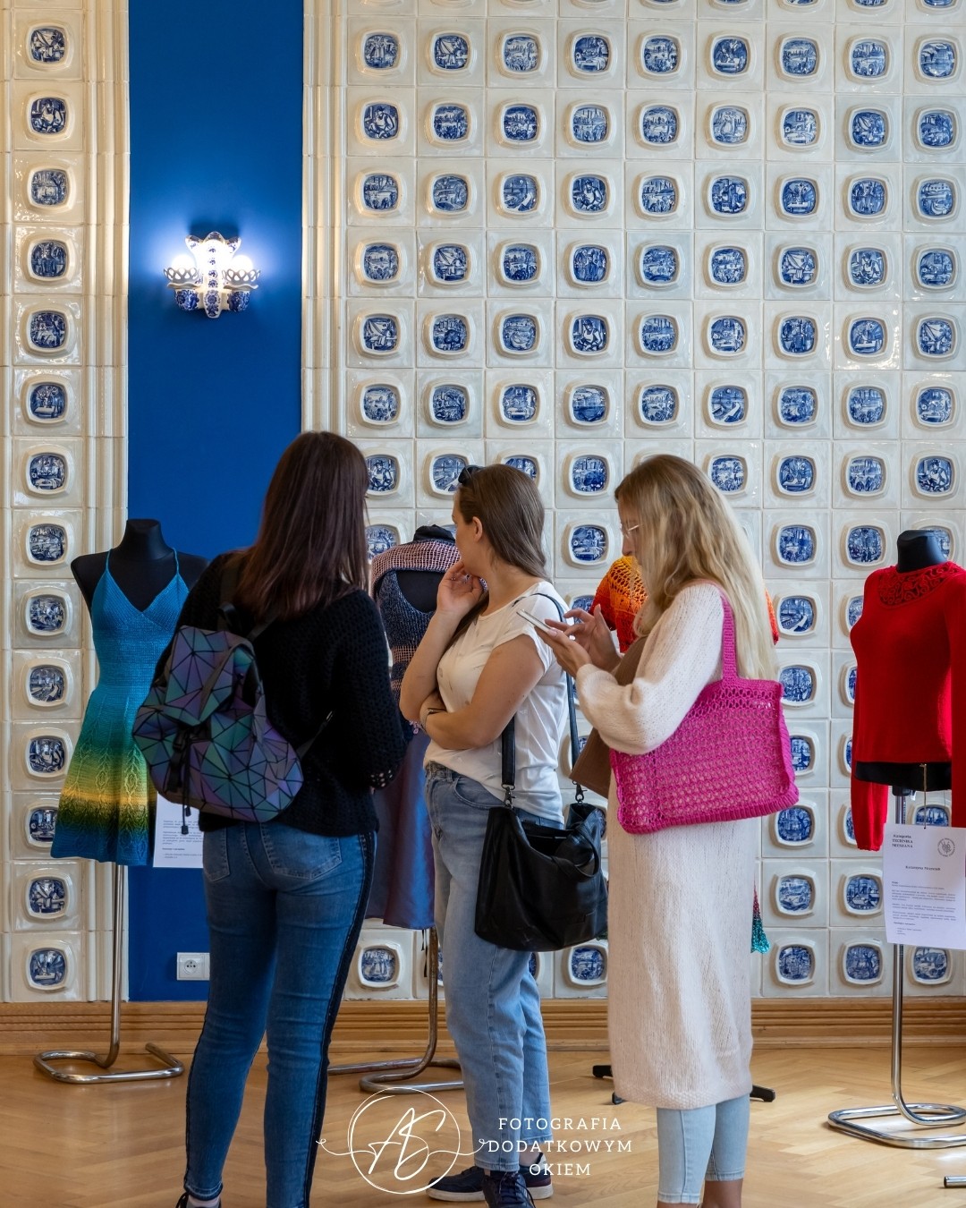 Odwiedzający wystawę prac Ogólnopolskiego Konkursu Dziewiarskiego podczas festiwalu Splotfest 2026 - ujęcie 52