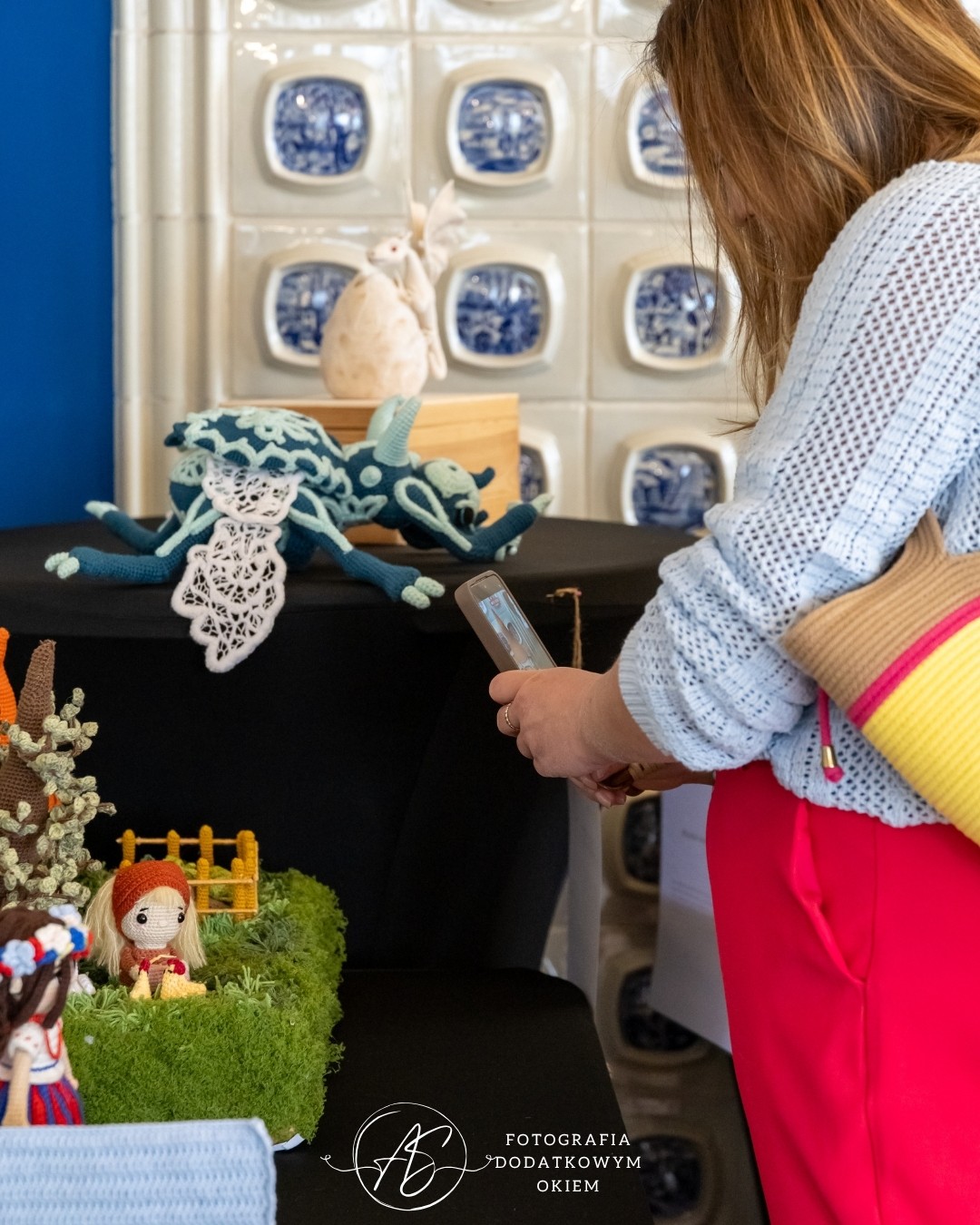 Odwiedzający wystawę prac Ogólnopolskiego Konkursu Dziewiarskiego podczas festiwalu Splotfest 2026 - ujęcie 56