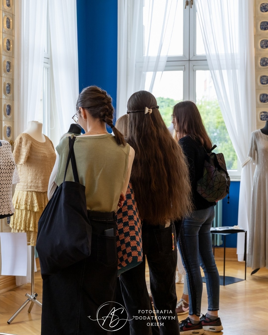 Odwiedzający wystawę prac Ogólnopolskiego Konkursu Dziewiarskiego podczas festiwalu Splotfest 2026 - ujęcie 57