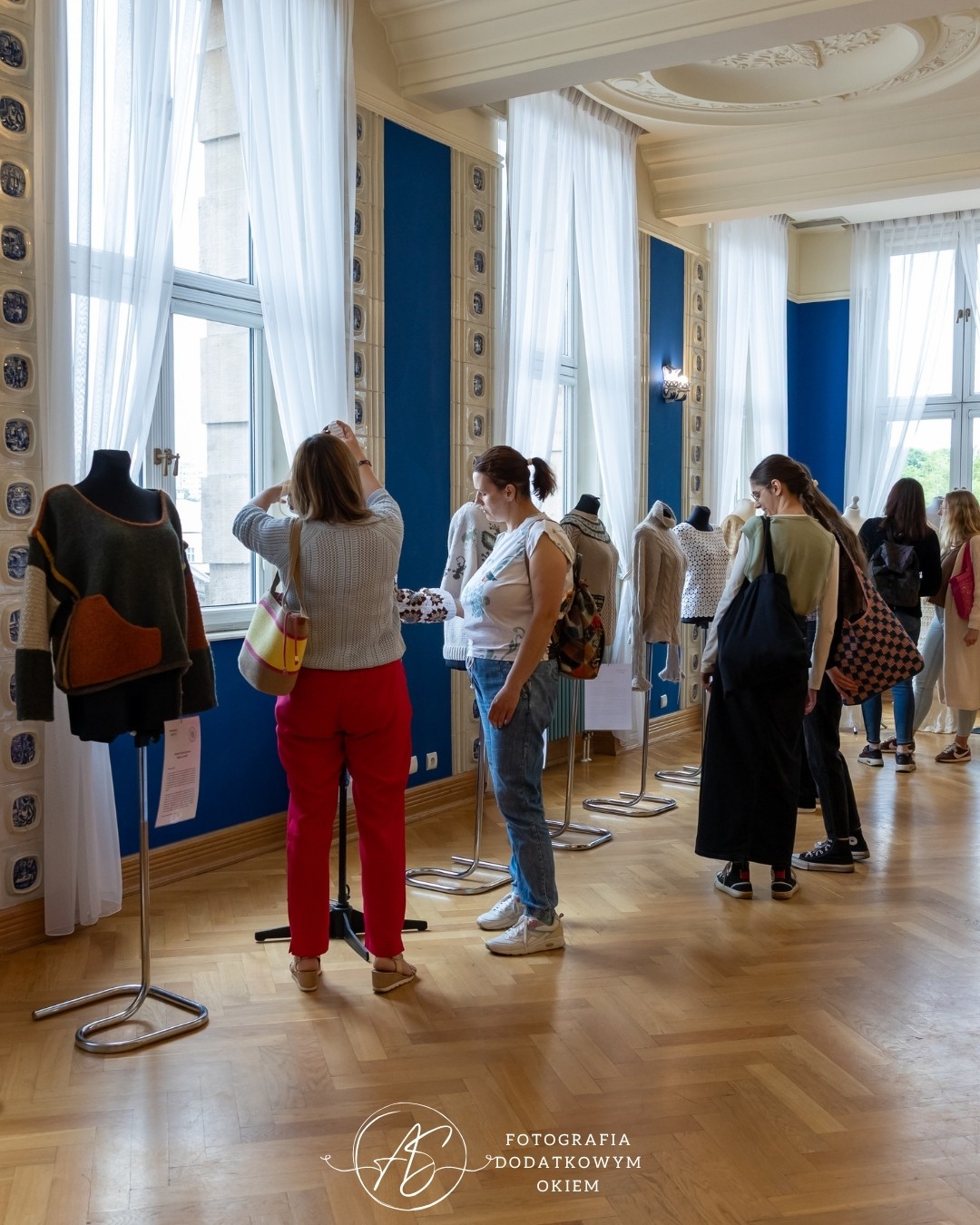 Odwiedzający wystawę prac Ogólnopolskiego Konkursu Dziewiarskiego podczas festiwalu Splotfest 2026 - ujęcie 59