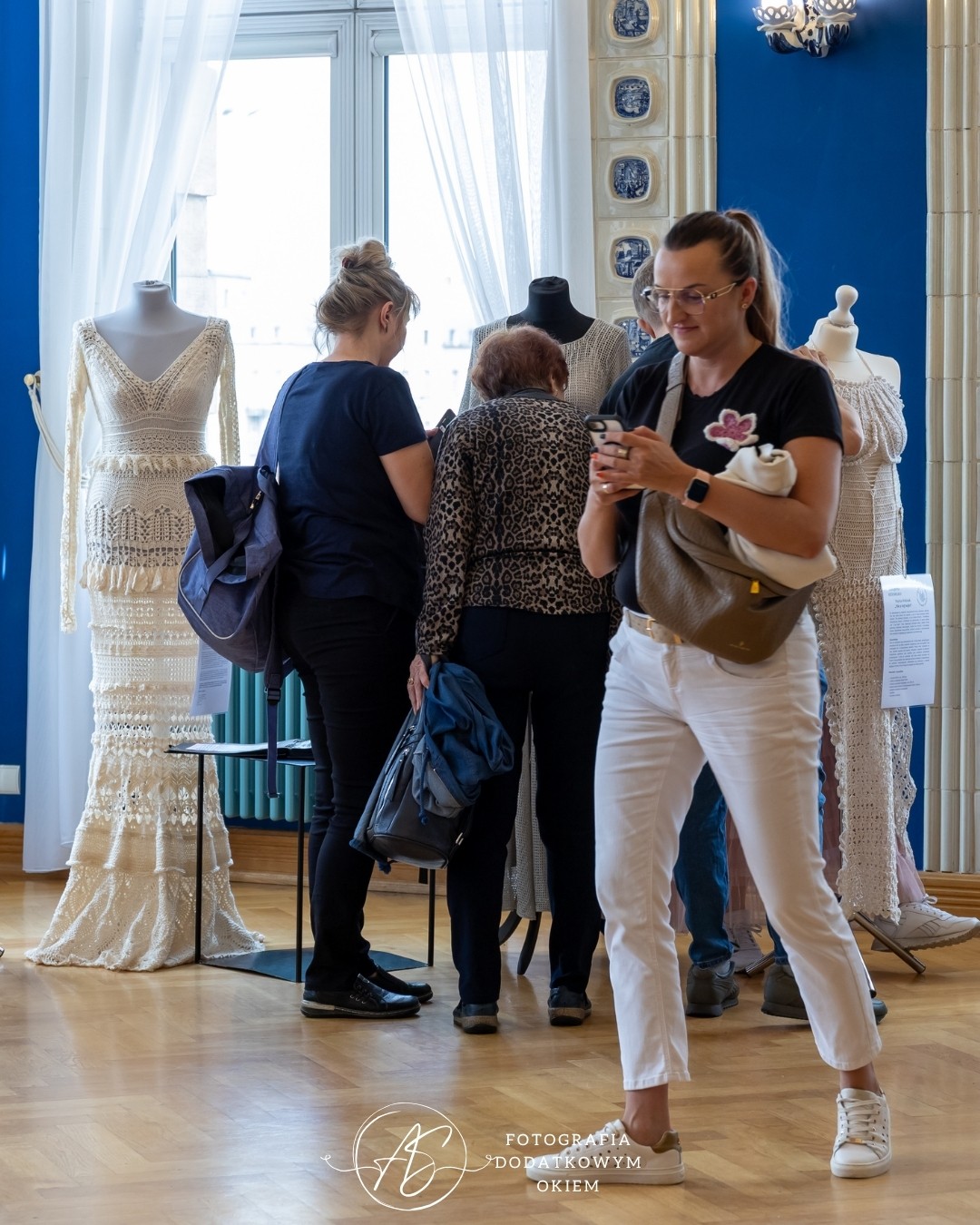 Odwiedzający wystawę prac Ogólnopolskiego Konkursu Dziewiarskiego podczas festiwalu Splotfest 2026 - ujęcie 61