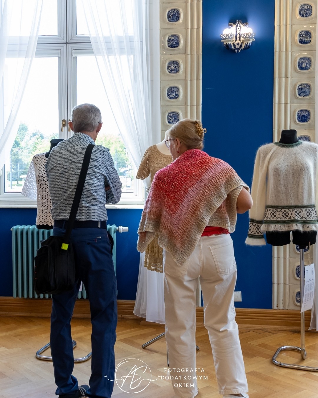 Odwiedzający wystawę prac Ogólnopolskiego Konkursu Dziewiarskiego podczas festiwalu Splotfest 2026 - ujęcie 63