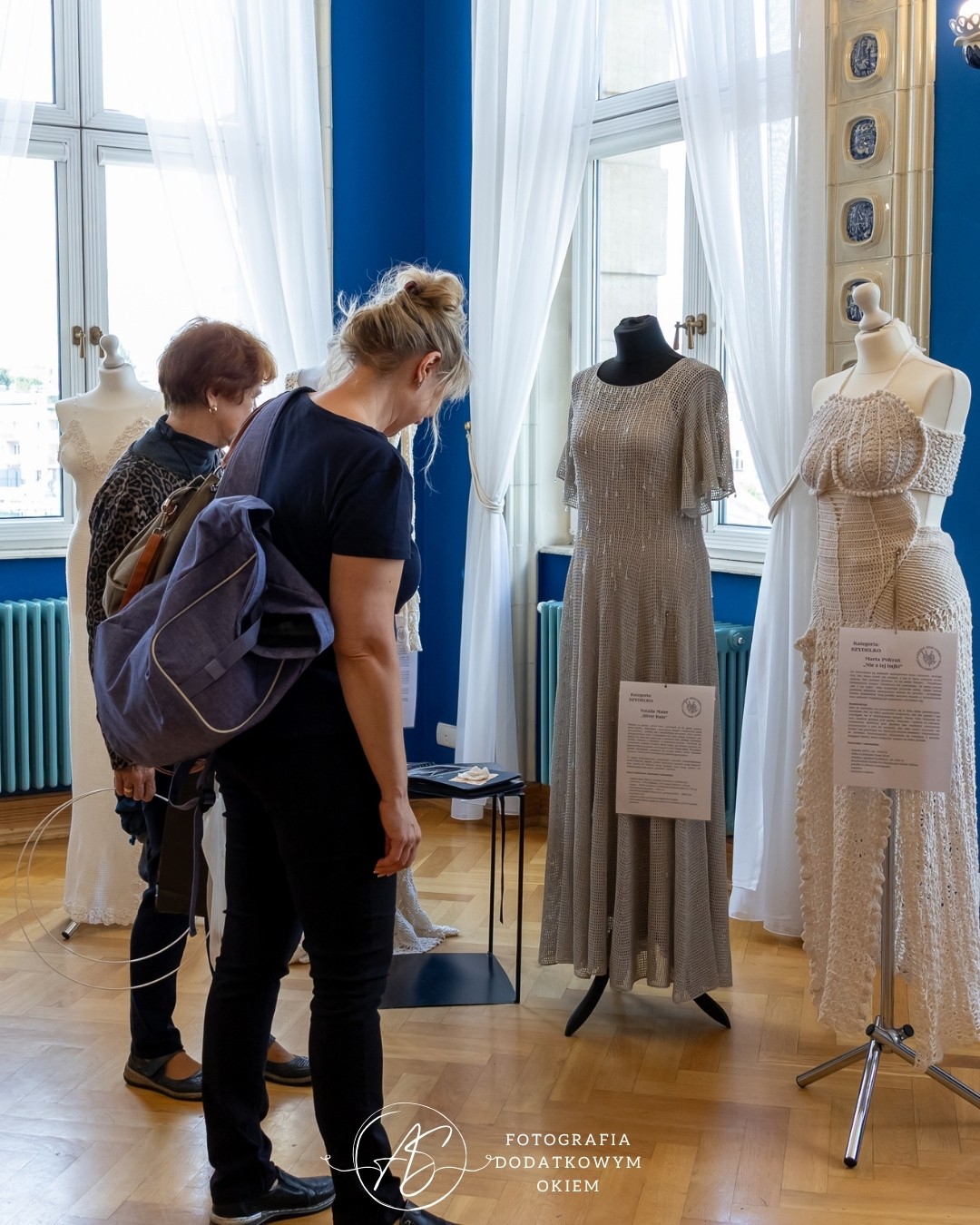 Odwiedzający wystawę prac Ogólnopolskiego Konkursu Dziewiarskiego podczas festiwalu Splotfest 2026 - ujęcie 65