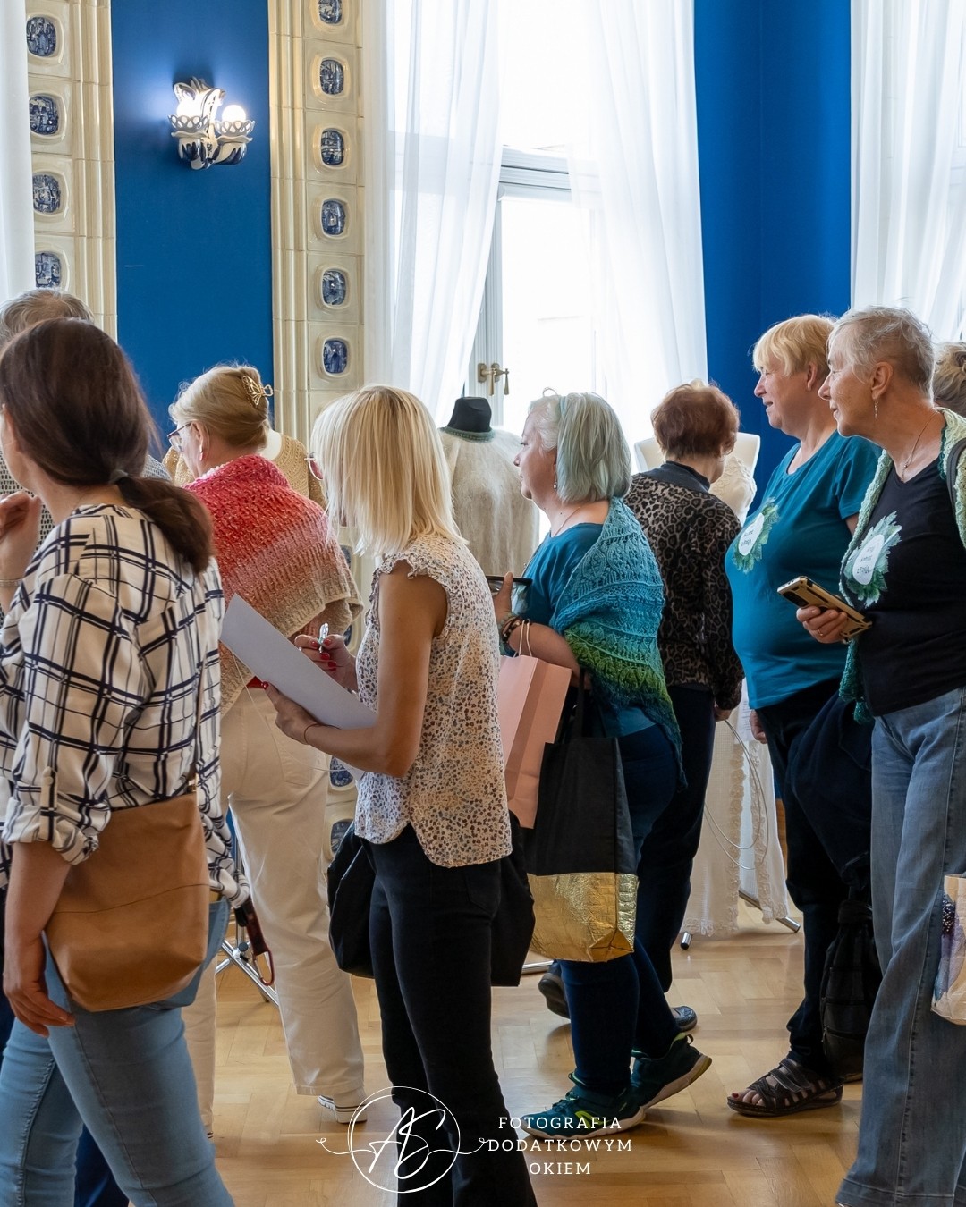 Odwiedzający wystawę prac Ogólnopolskiego Konkursu Dziewiarskiego podczas festiwalu Splotfest 2026 - ujęcie 67
