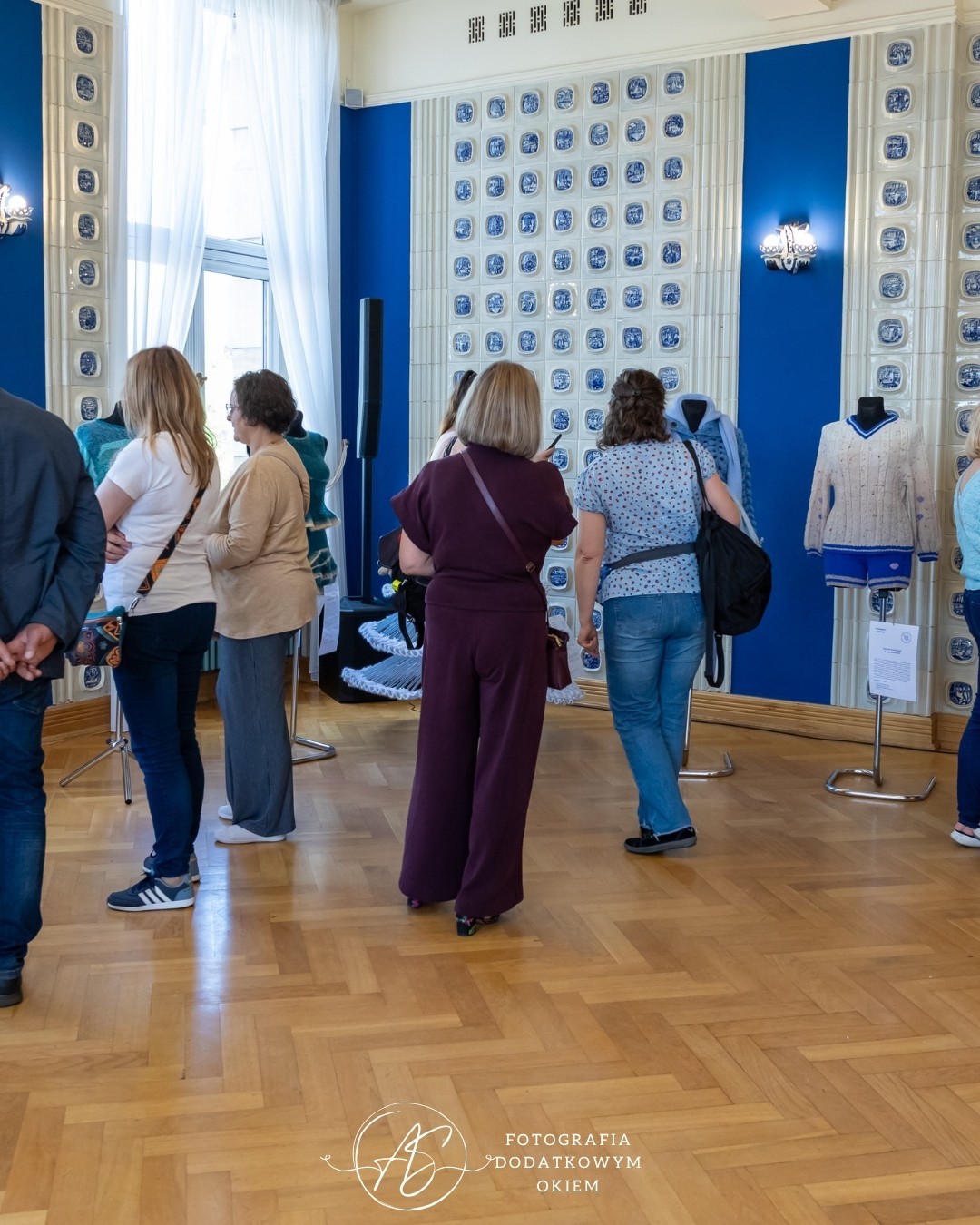 Odwiedzający wystawę prac Ogólnopolskiego Konkursu Dziewiarskiego podczas festiwalu Splotfest 2026 - ujęcie 70
