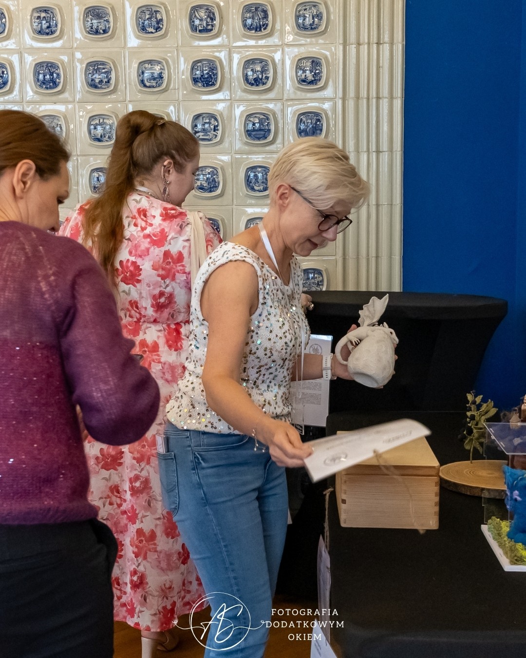 Odwiedzający wystawę prac Ogólnopolskiego Konkursu Dziewiarskiego podczas festiwalu Splotfest 2026 - ujęcie 79