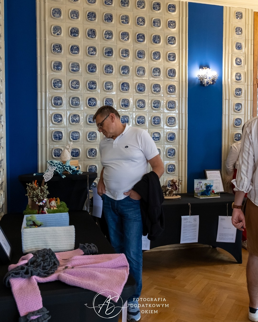 Odwiedzający wystawę prac Ogólnopolskiego Konkursu Dziewiarskiego podczas festiwalu Splotfest 2026 - ujęcie 8