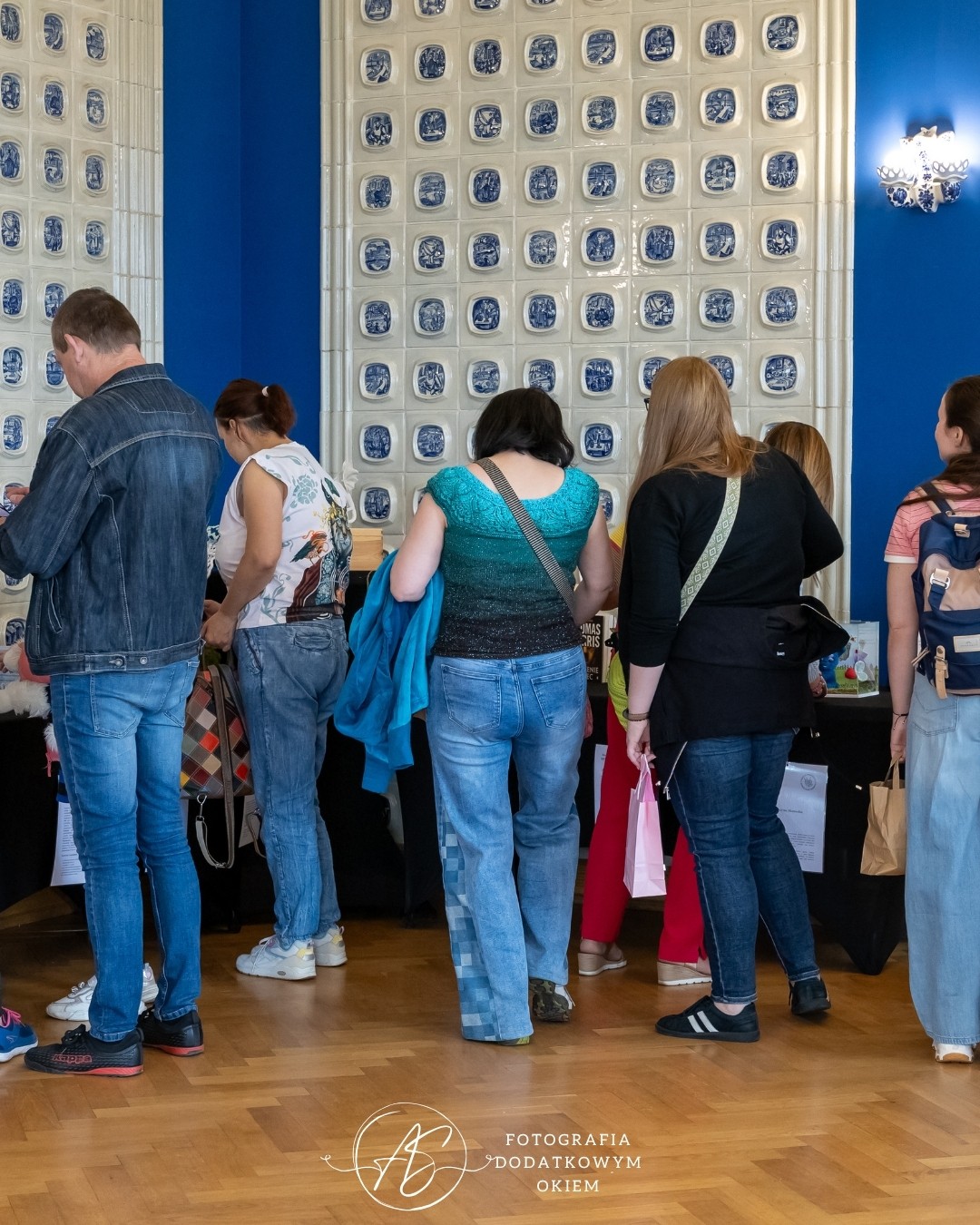Odwiedzający wystawę prac Ogólnopolskiego Konkursu Dziewiarskiego podczas festiwalu Splotfest 2026 - ujęcie 53